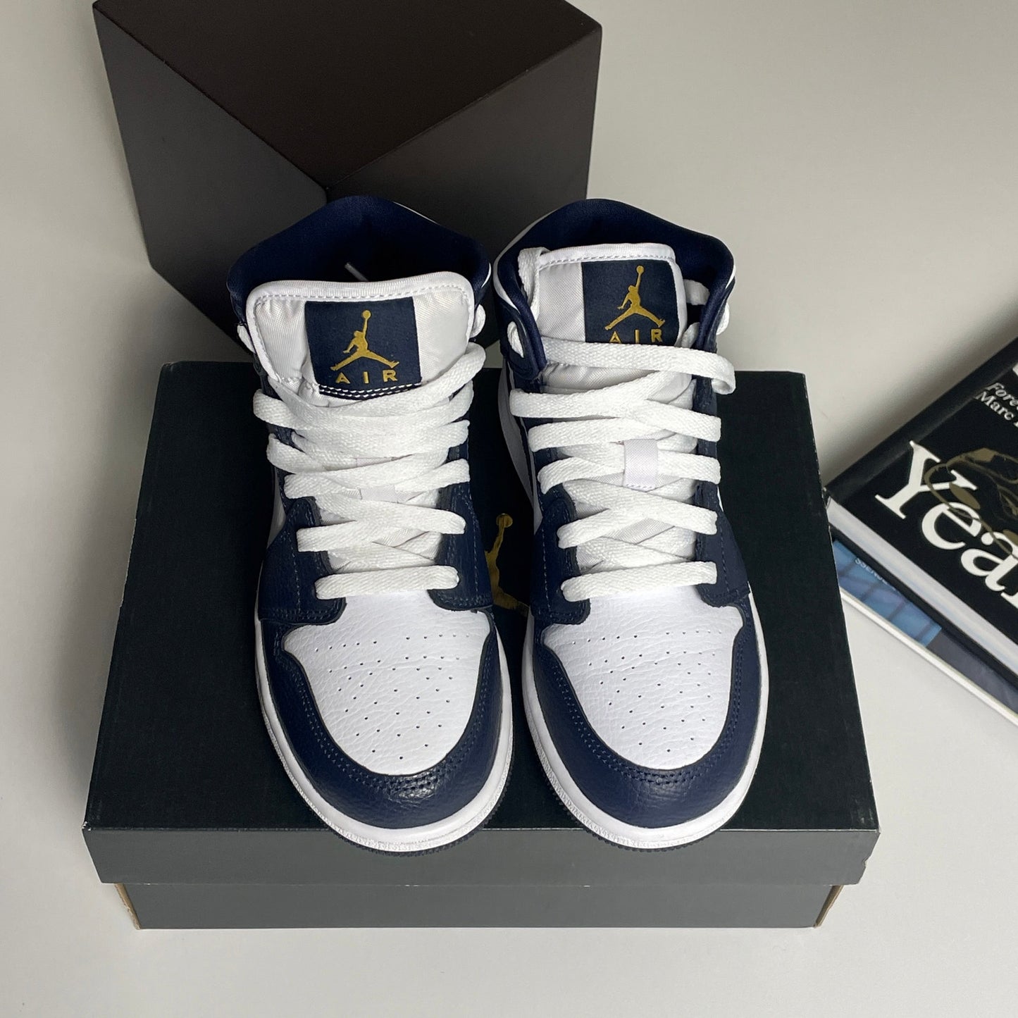 Jordan 1 Mid White Metallic Gold Obsidian size 4 gs DS