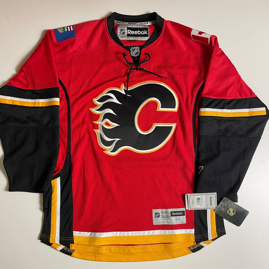 Calgary flames hockey jersey M NWT