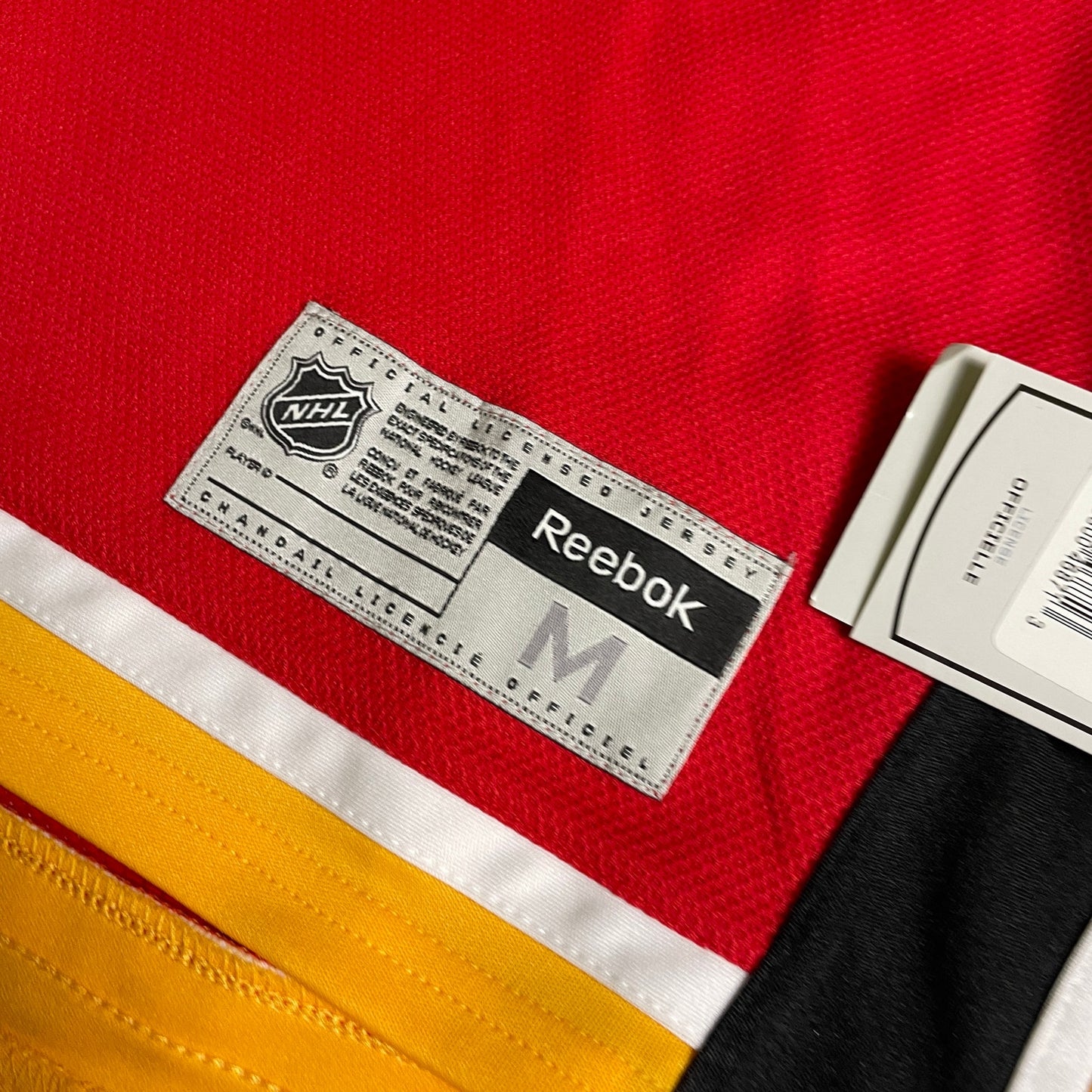 Calgary flames hockey jersey M NWT