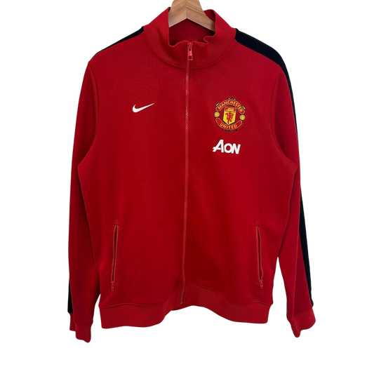 vsresell red Nike Manchester United warmup jacket with black side stripes, zip pockets, and team logo.