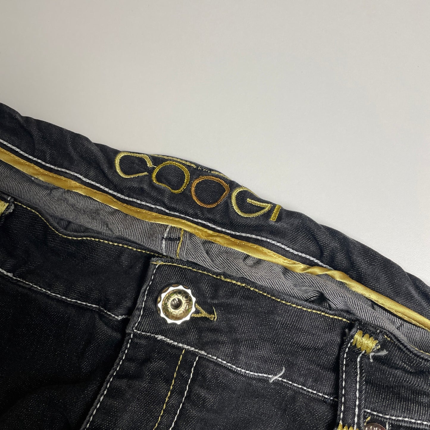 Coogi Y2K embroidered jeans 38