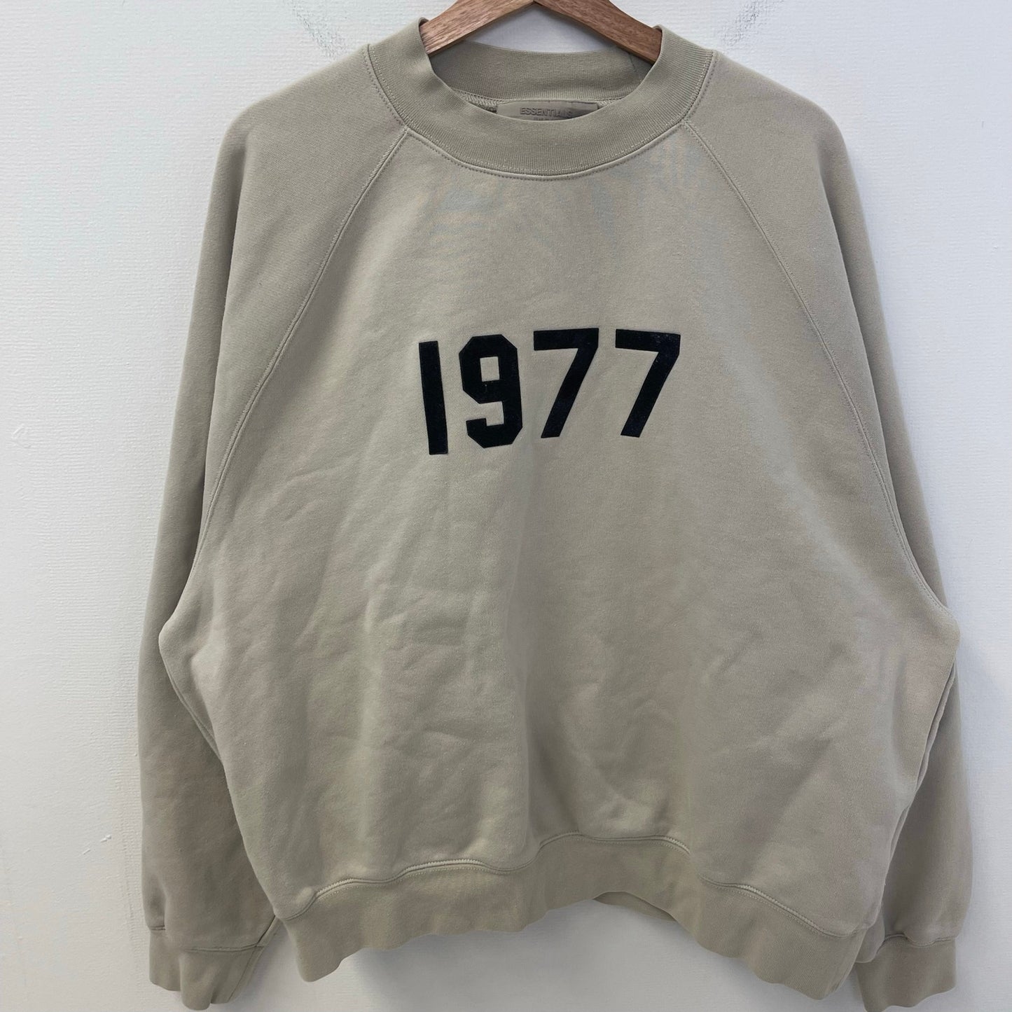 Essentials 1977 crewneck M