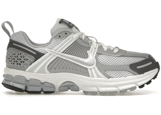Nike Vomero Pure Platinum Metallic Silver Size: 4.5, 5, 5.5, 6, 6.5, 7