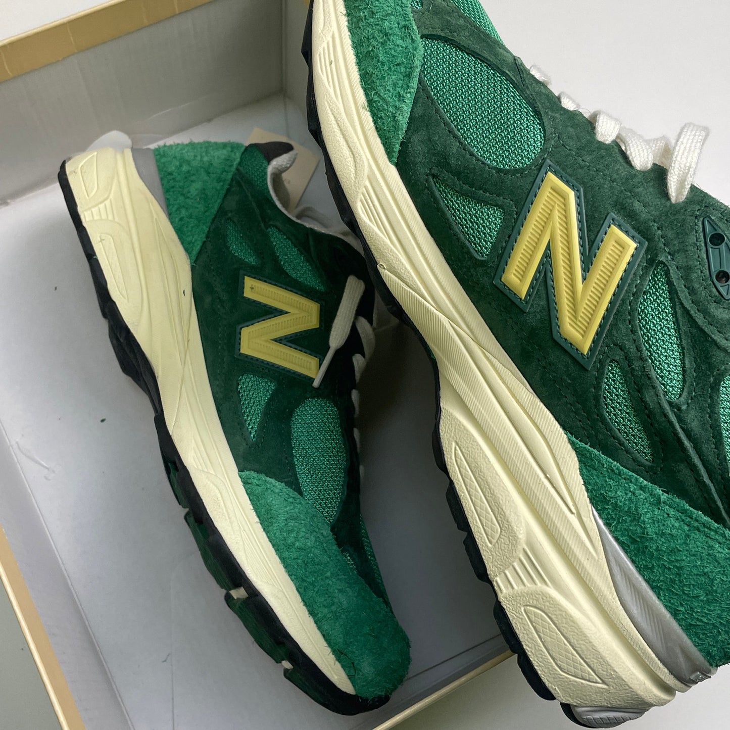 Newbalance 990 v3 green running shoe 9.5