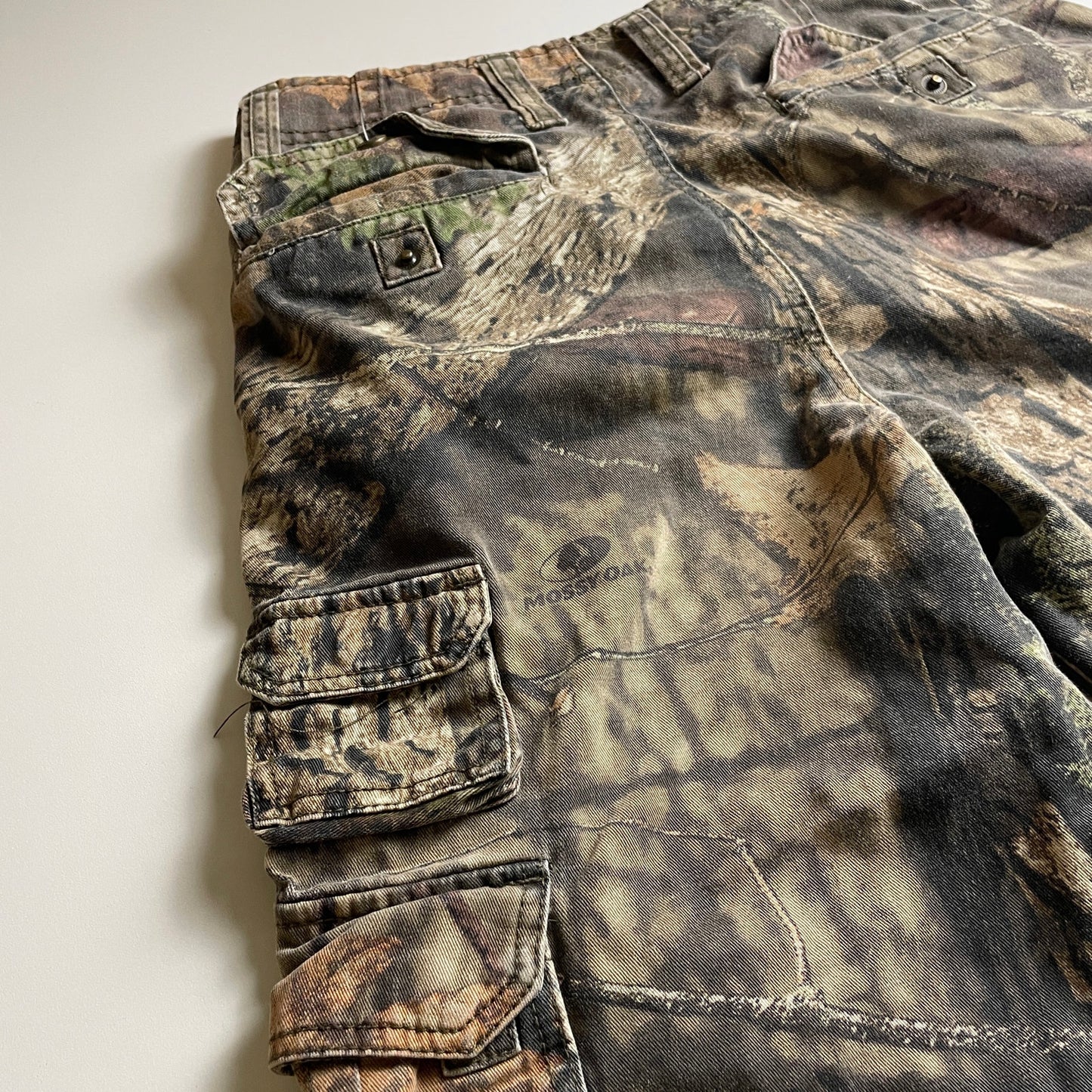 Vintage baggy camo cargo shorts 28