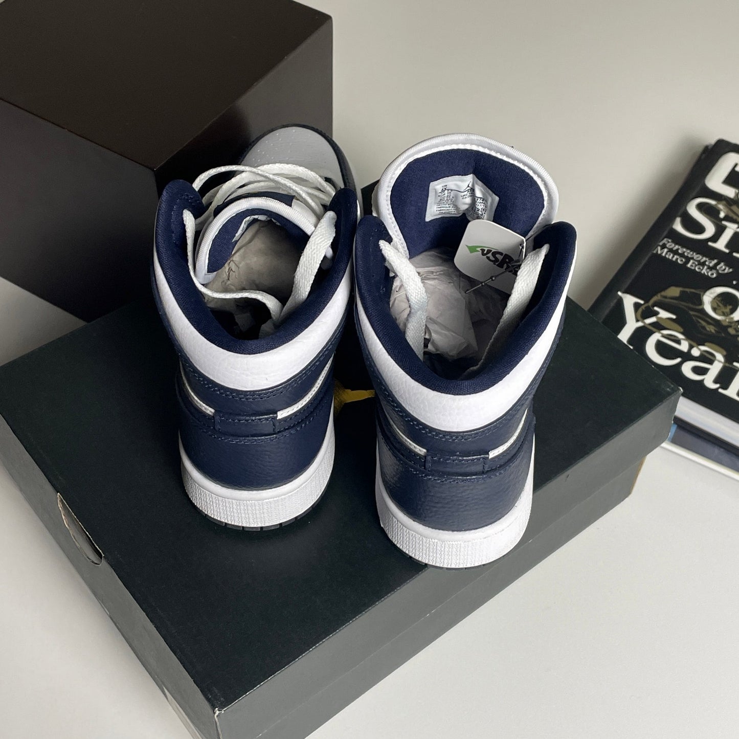 Jordan 1 Mid White Metallic Gold Obsidian size 4 gs DS